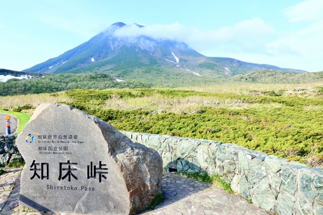 知床峠と書かれた石碑と羅臼岳