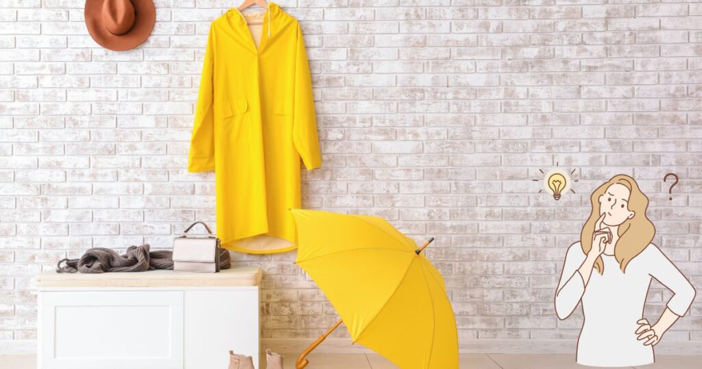 黄色いレインコートと傘の写真