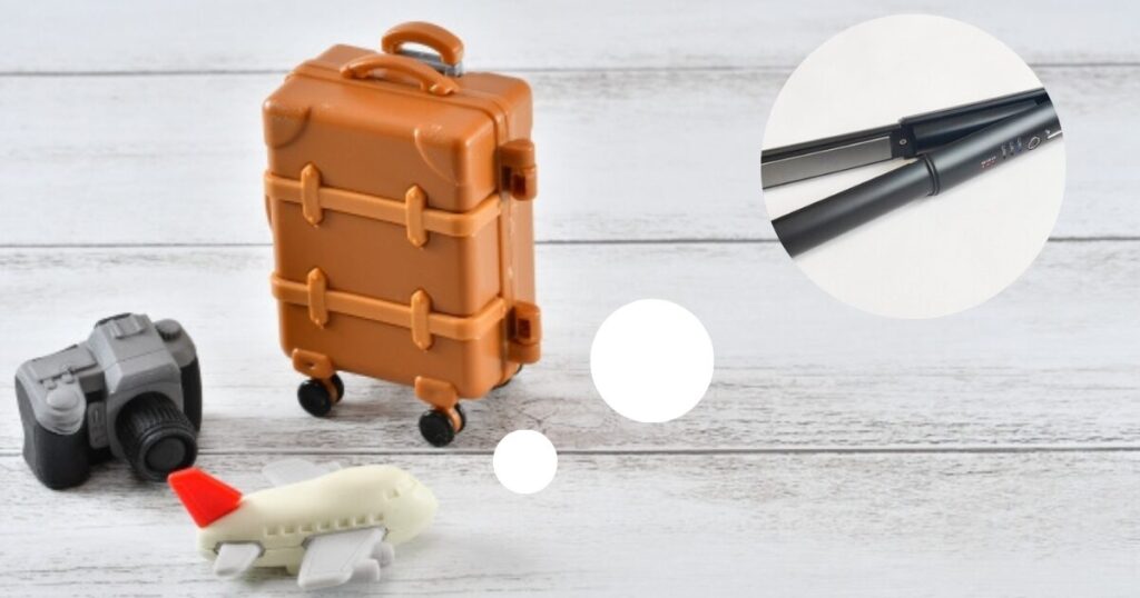 スーツケースとカメラ、飛行機の置物とアイロンの写真