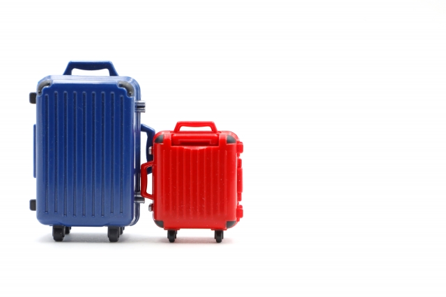 青と赤、大小2つのスーツケース