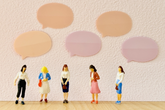 意見を出し合う女性たち