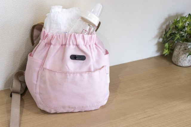 哺乳瓶やおむつを入れたお出かけ用のカバン