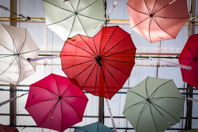 カラフルな複数の傘