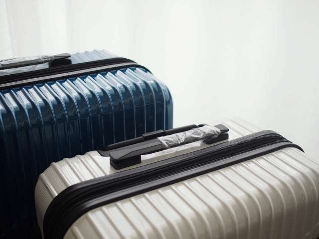 青とシルバーのスーツケース