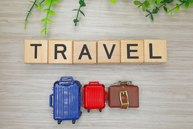 旅行鞄と「TRAVEL」の文字