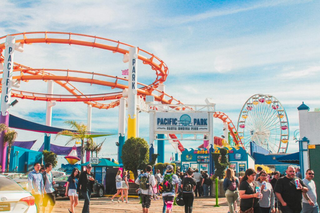 混みあうテーマパーク