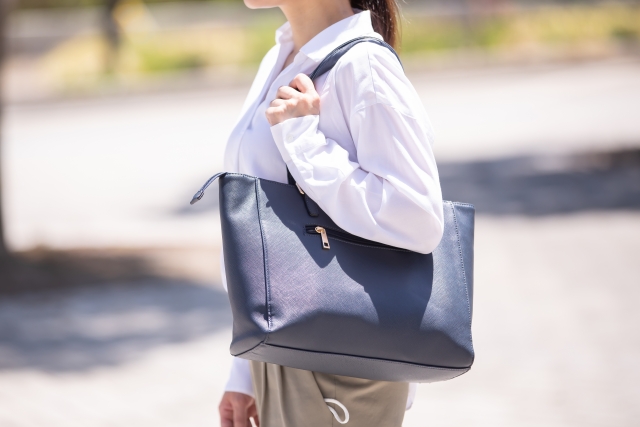 トートバッグを肩にかける女性