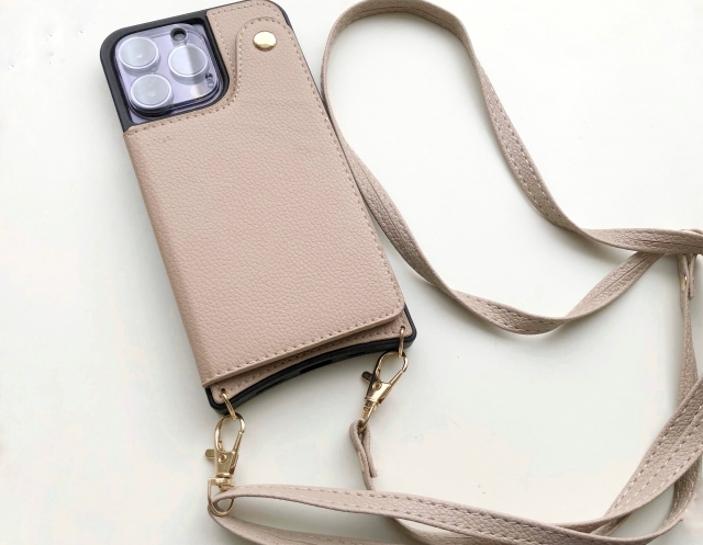 ストラップ付のケースに入ったスマホ
