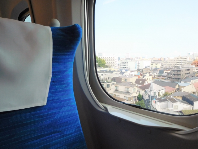 電車の座席と車窓からの風景