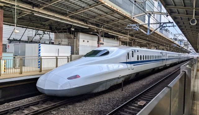 駅に到着した新幹線