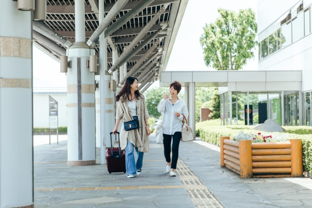 旅行へ向かう女性たち